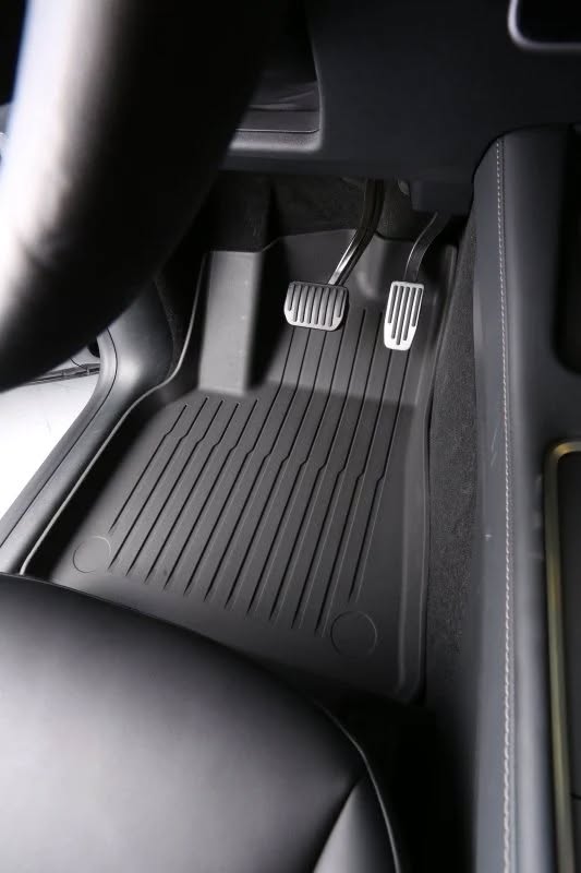 Forsædemåtter monteret i Tesla Model Y